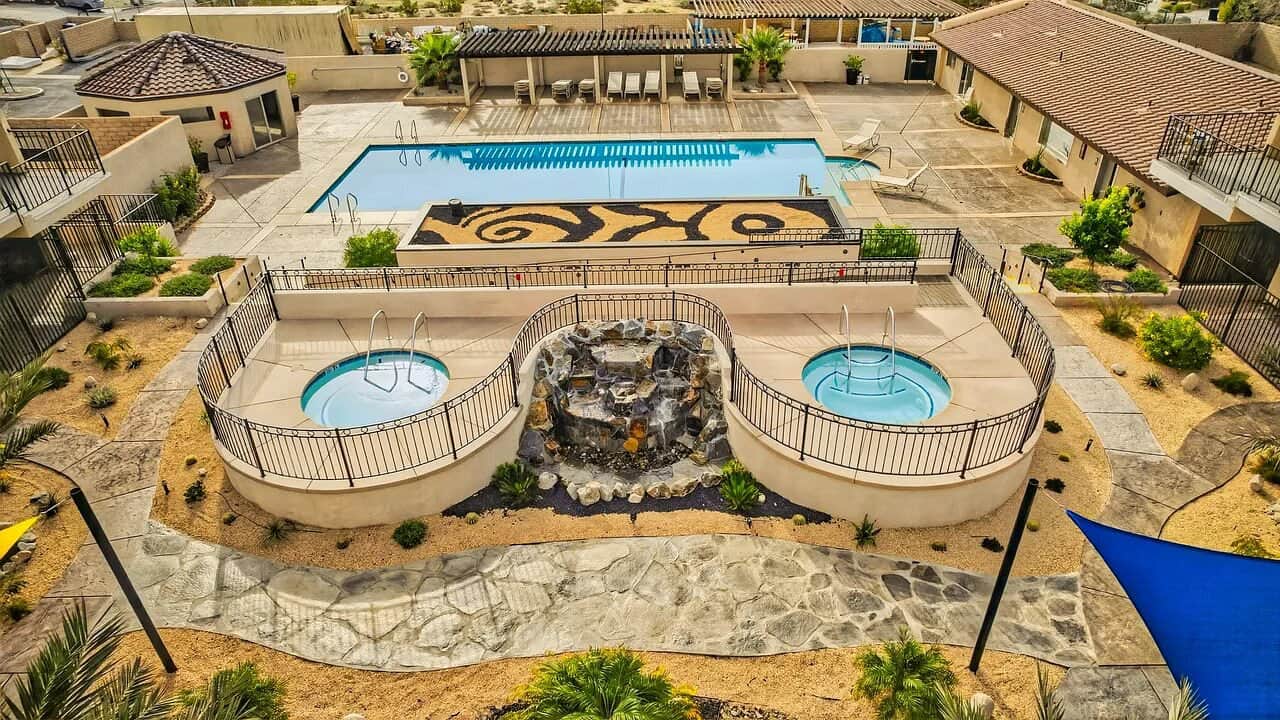 outdoor hot spring tubs and pool at relax hotel and spa california
