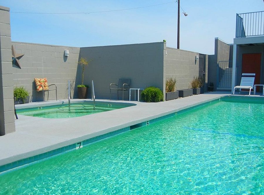 Outdoor hot spring and tub at desert hot springs inn california