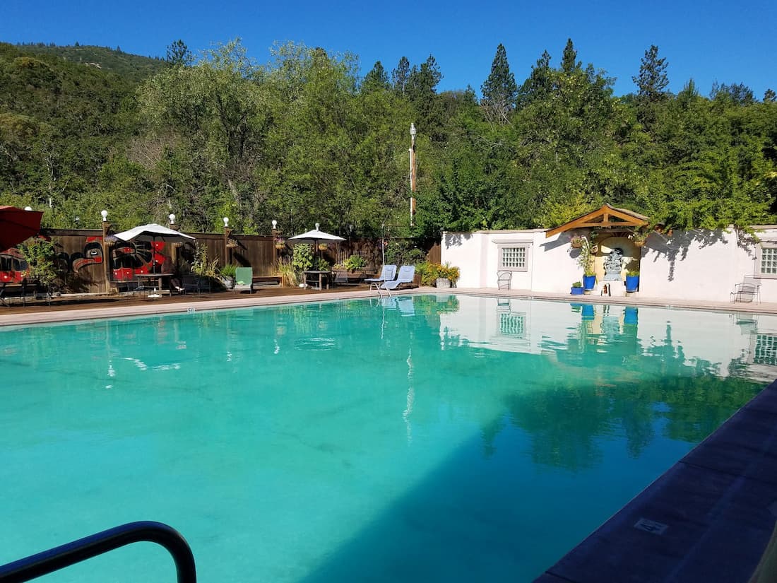 outdoor turquoise hot spring pool and resort at jackson wellsprings oregon