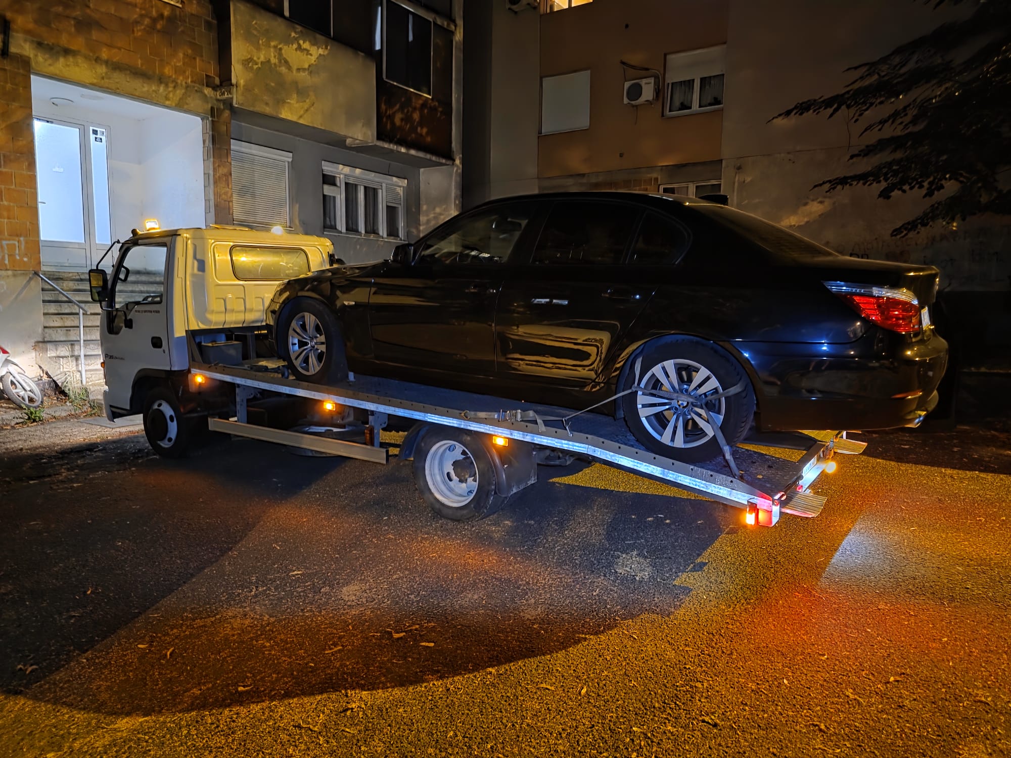 image of staff consulting a customer 3