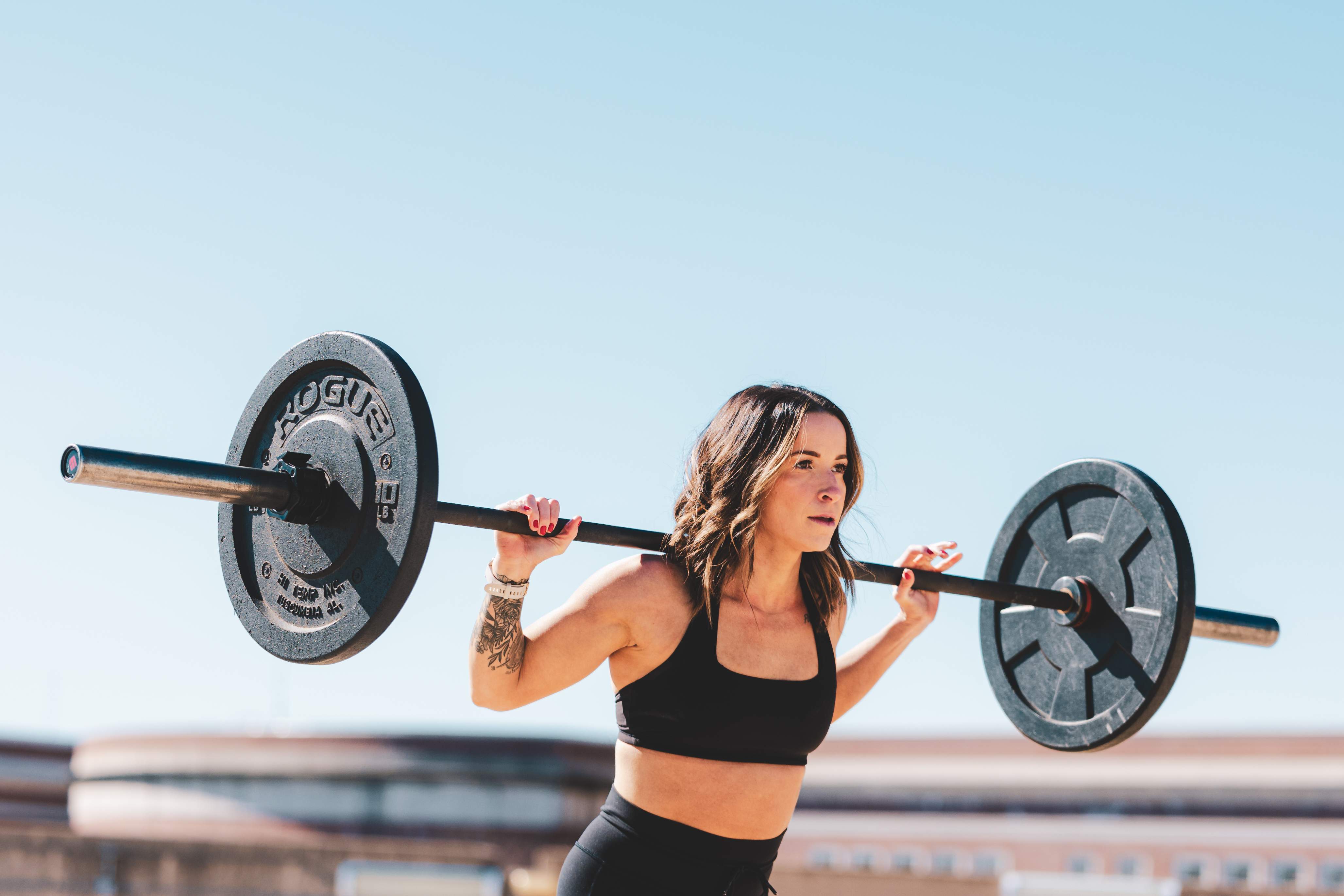 Alessandra doing walking lunges with a barbell