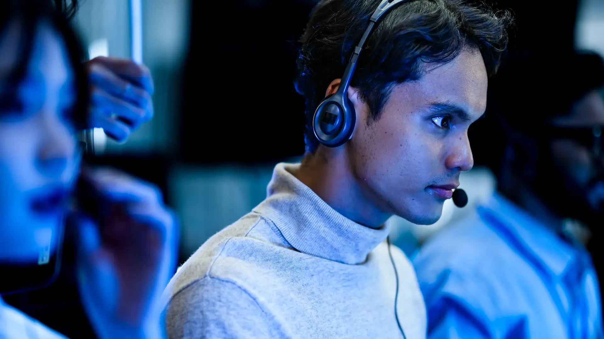 A control room agent connecting to the closest vetted security responder