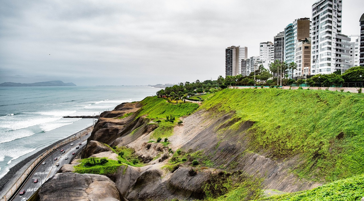 Lima clifftop highway