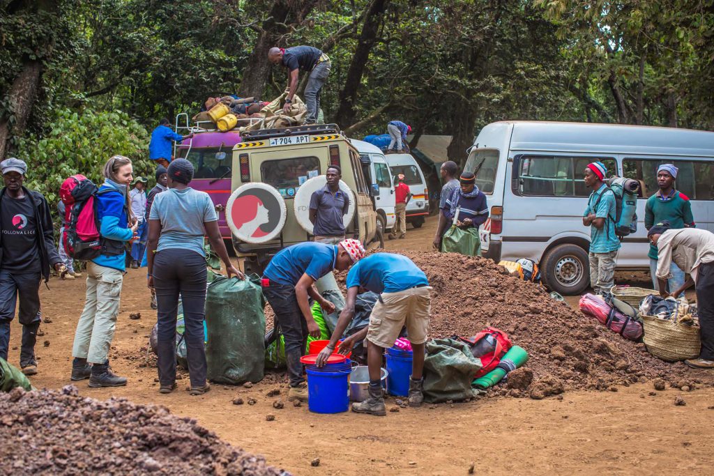 Kilimanjaro-porter-packing-car-1024x683.jpg