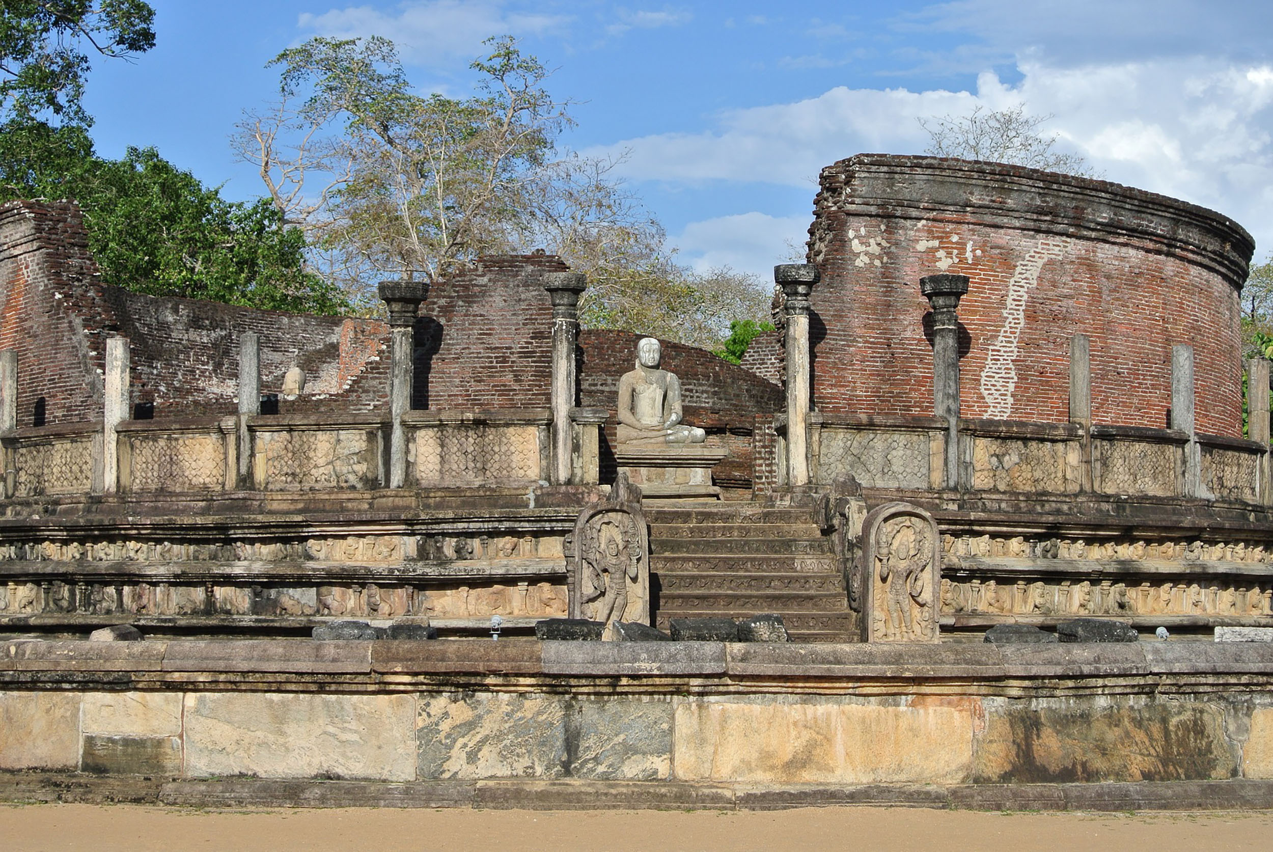Ruins-in-Sri-Lanka.jpg