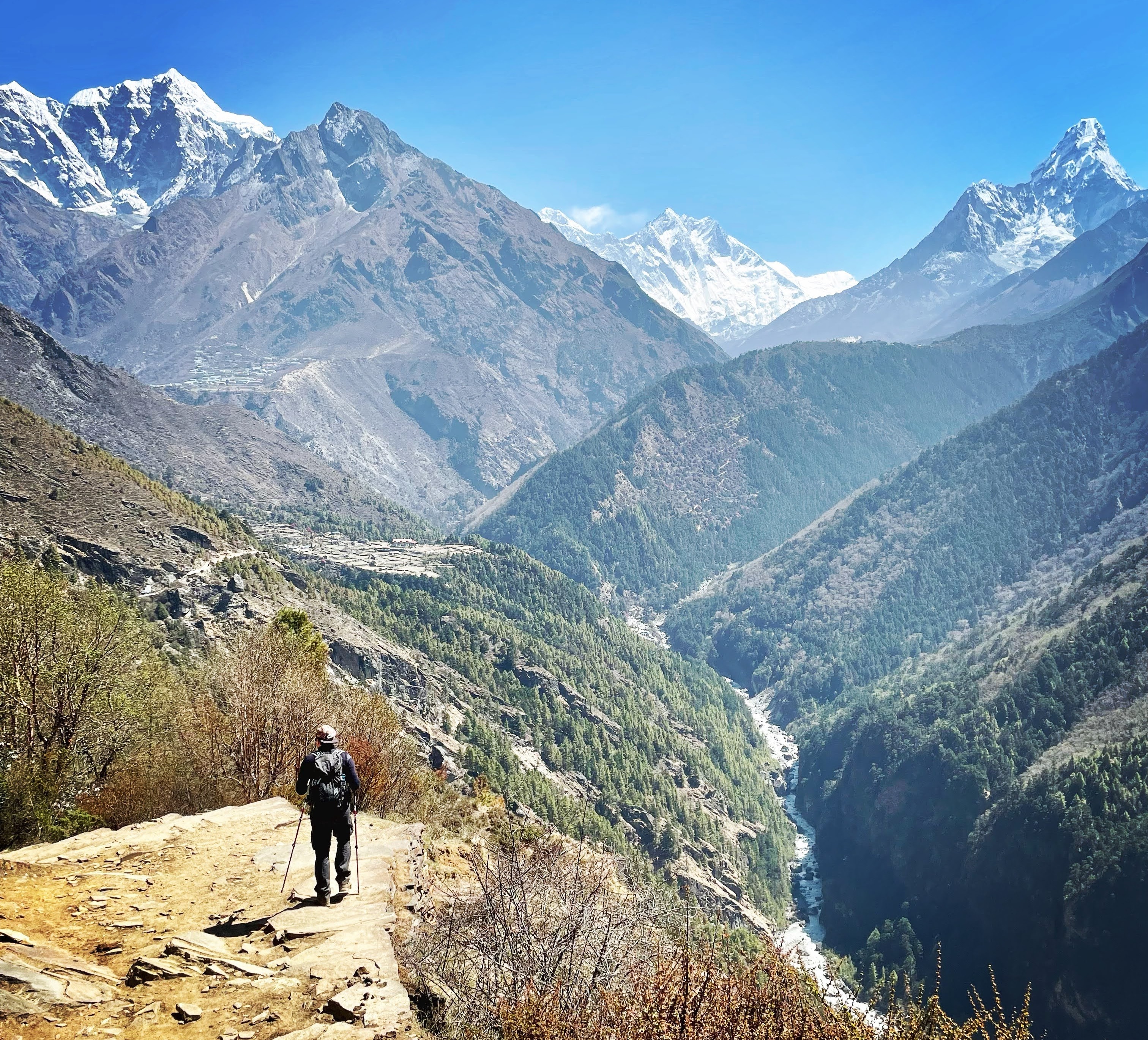 EBC trekker path mountains Nepal, Antonia and Dennis pic