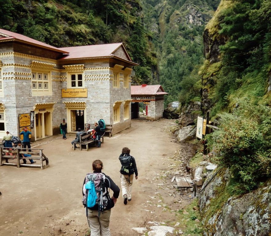 Everest-Base-Camp-trek-beside-house-1024x768.jpg
