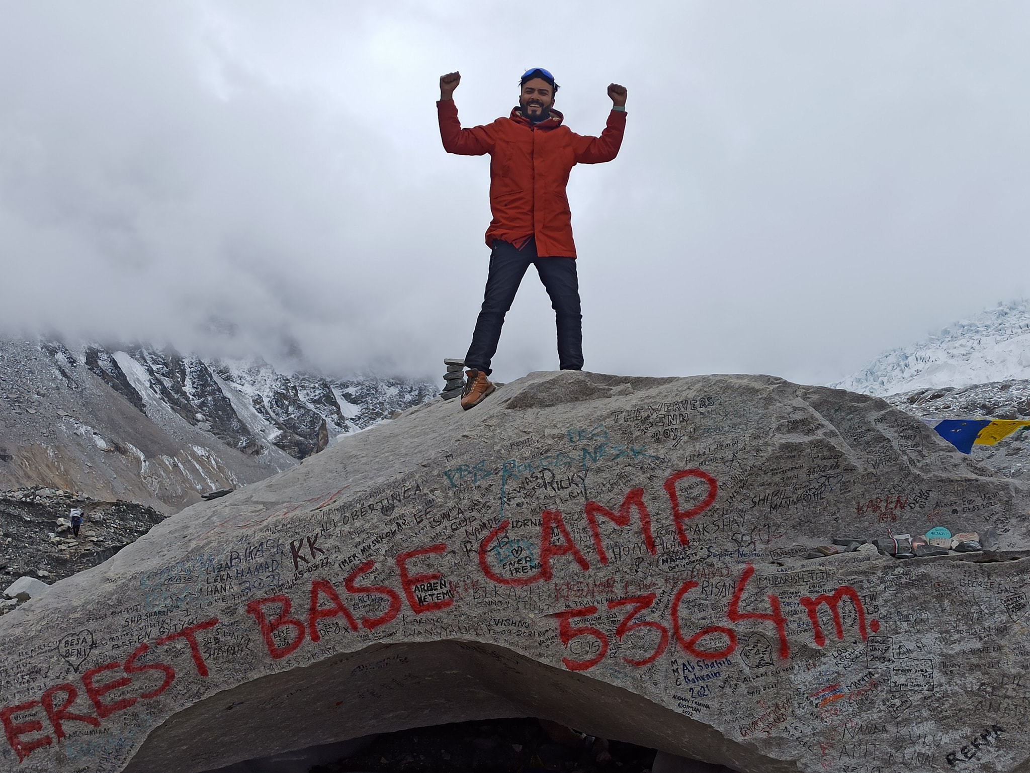 Stefano Orioli, Hiram Garcia, Aldo Perez EBC base camp rock
