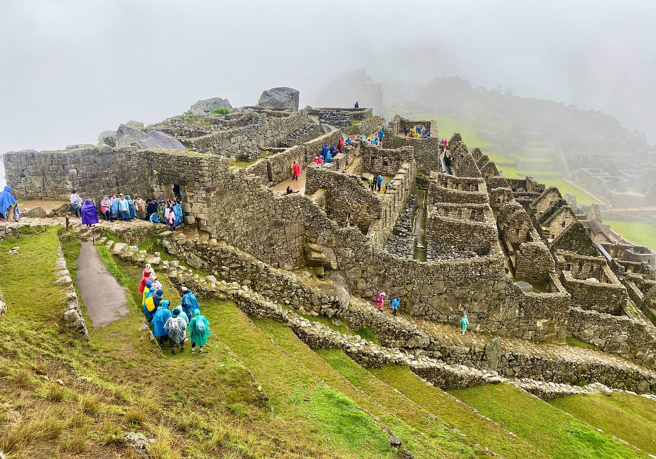 machu-picchu-tourists-rain