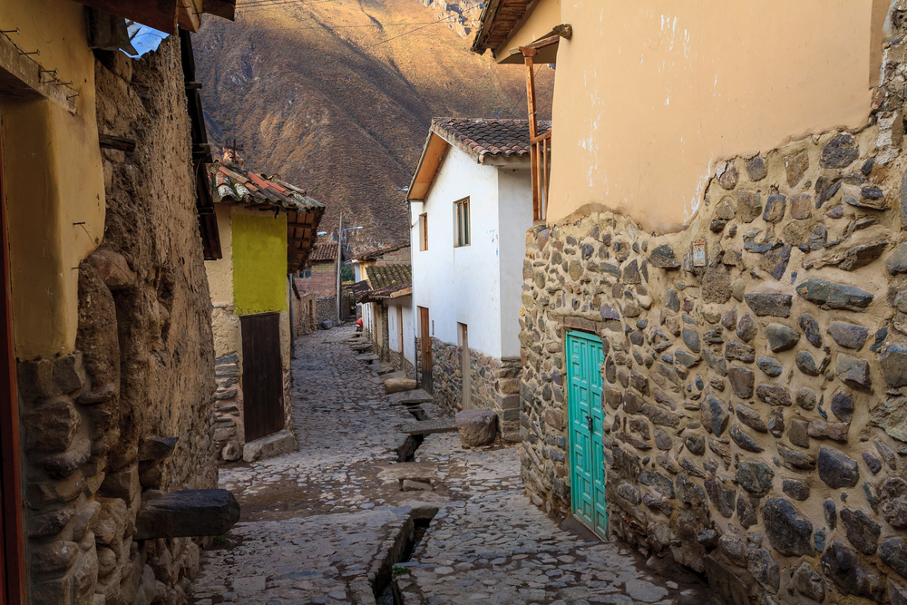 Ours. Cobbled side street of Ollantaytambo, Cusco, Peru