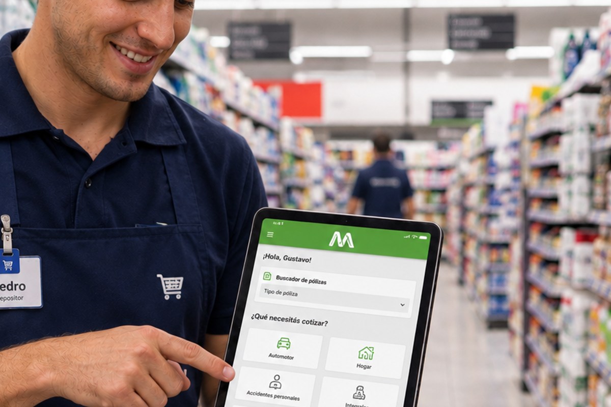 Empleado de un supermercado mostrando el cotizador del portal de venta asistida de Meridional en una tablet