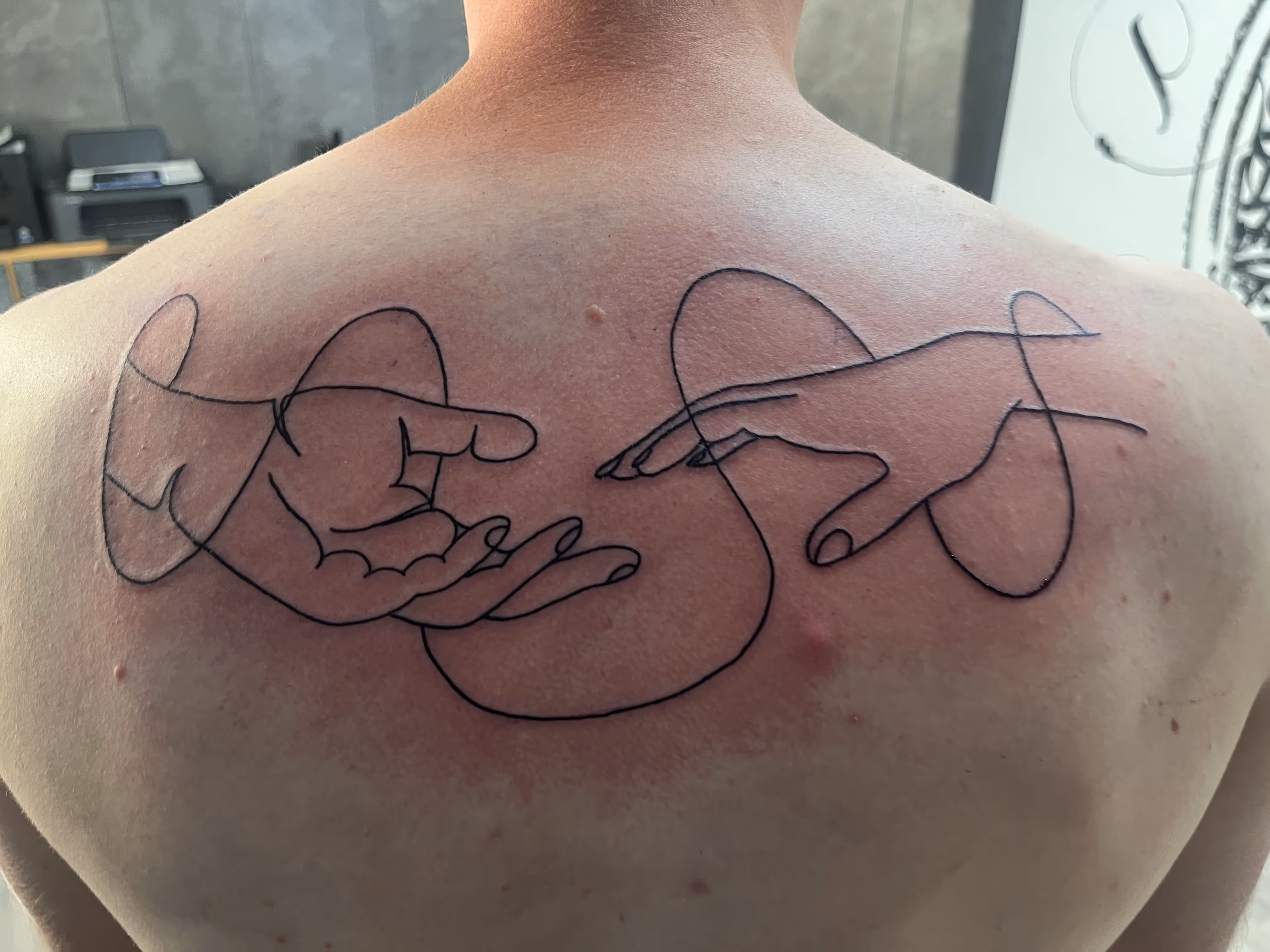 Rücken-Tattoo im Tnt-Tattoo Studio in Herford in der Innenstadt mit zwei Händen, inspiriert von Bibelstelle.