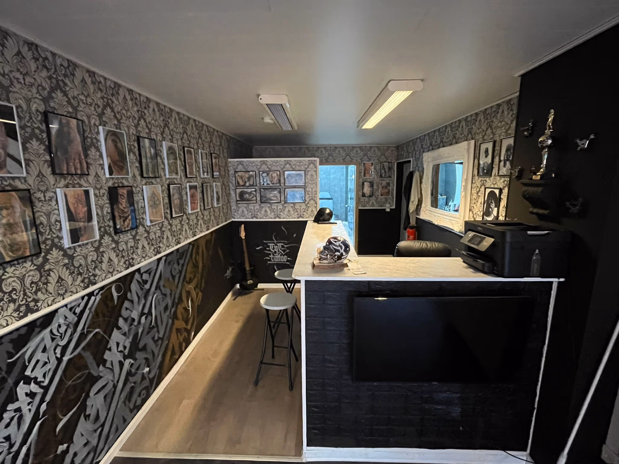 Detailaufnahme der Tapete und Tattoo-Bilder im Tnt-Tattoo Studio in Herford am Gänsemarkt.