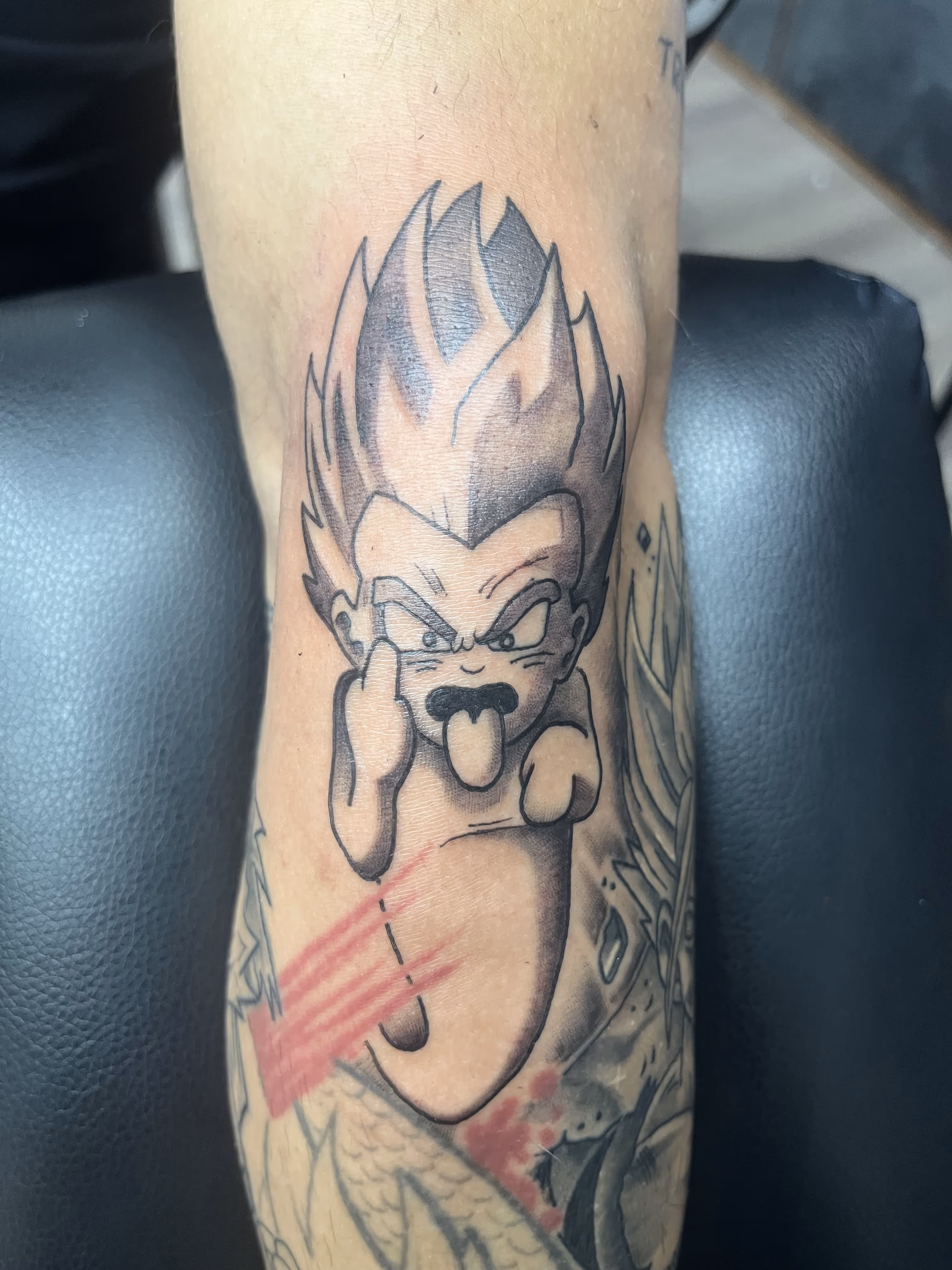 Anime-Tattoo auf dem Schienbein im Tnt-Tattoo Studio in Herford am Gänsemarkt.