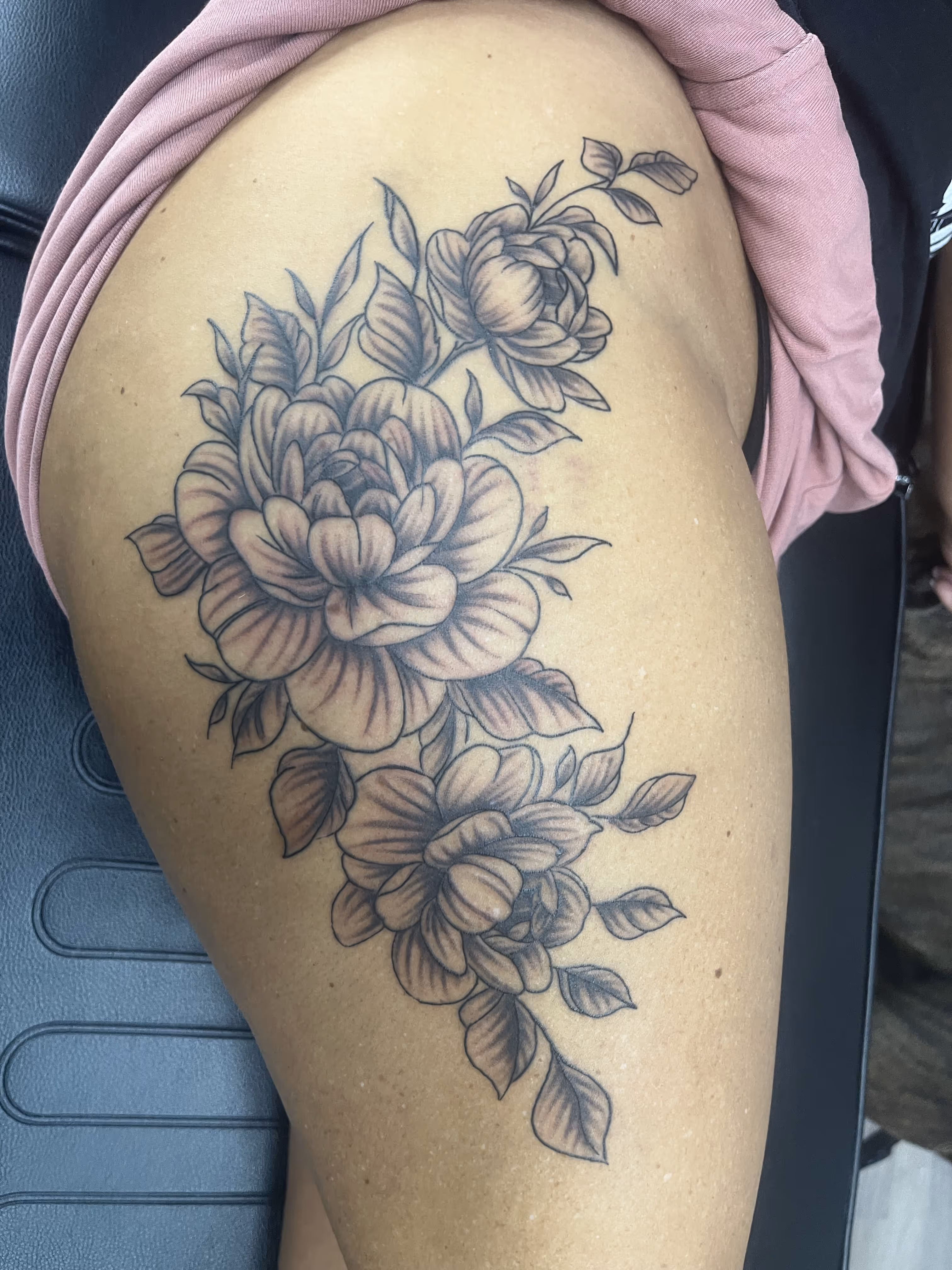 Bein-Tattoo mit Blumen im Tnt-Tattoo Studio in Herford am Gänsemarkt.