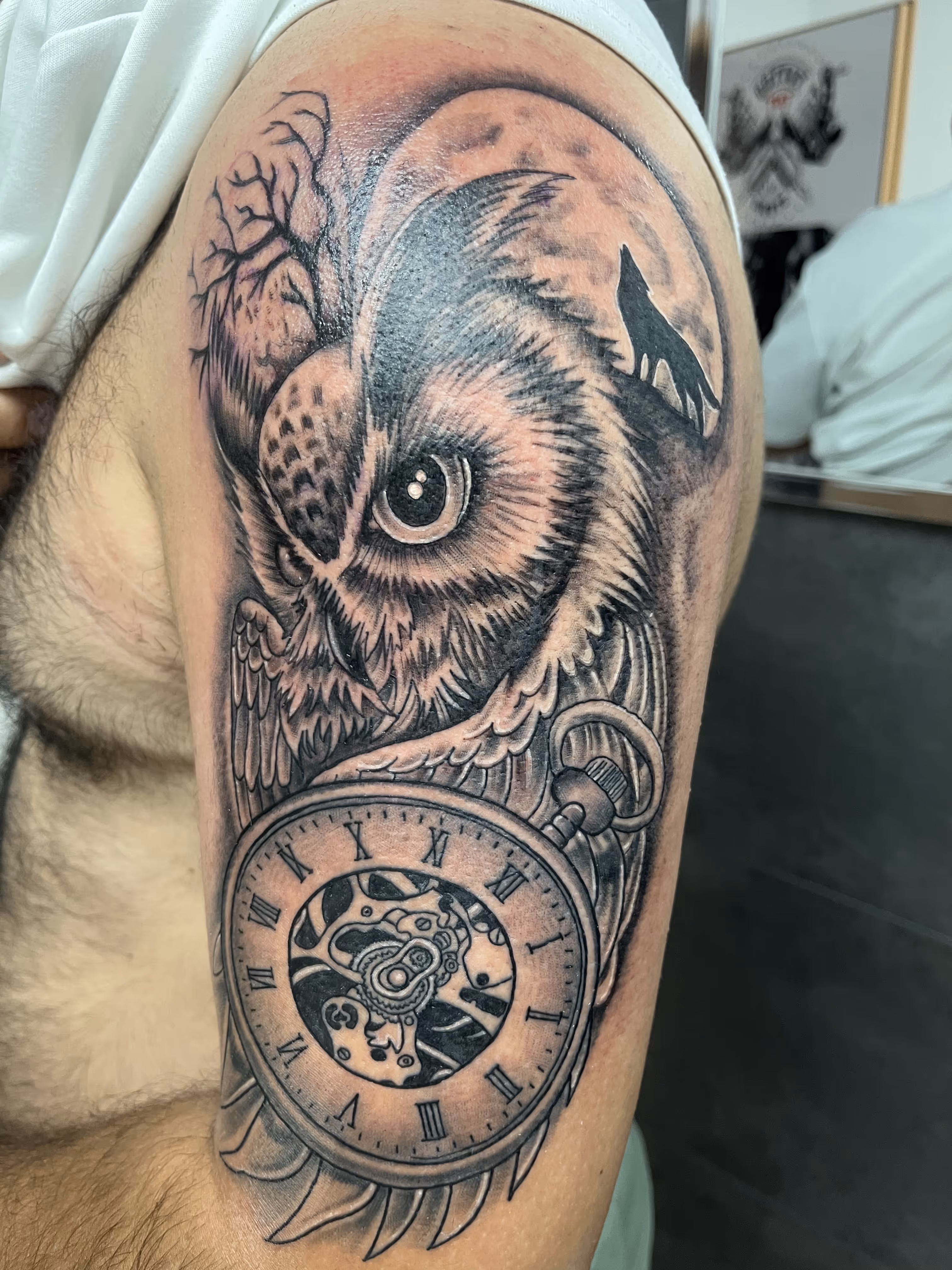 Arm-Tattoo mit Eule und Uhr im Tnt-Tattoo Studio in Herford im Zentrum.
