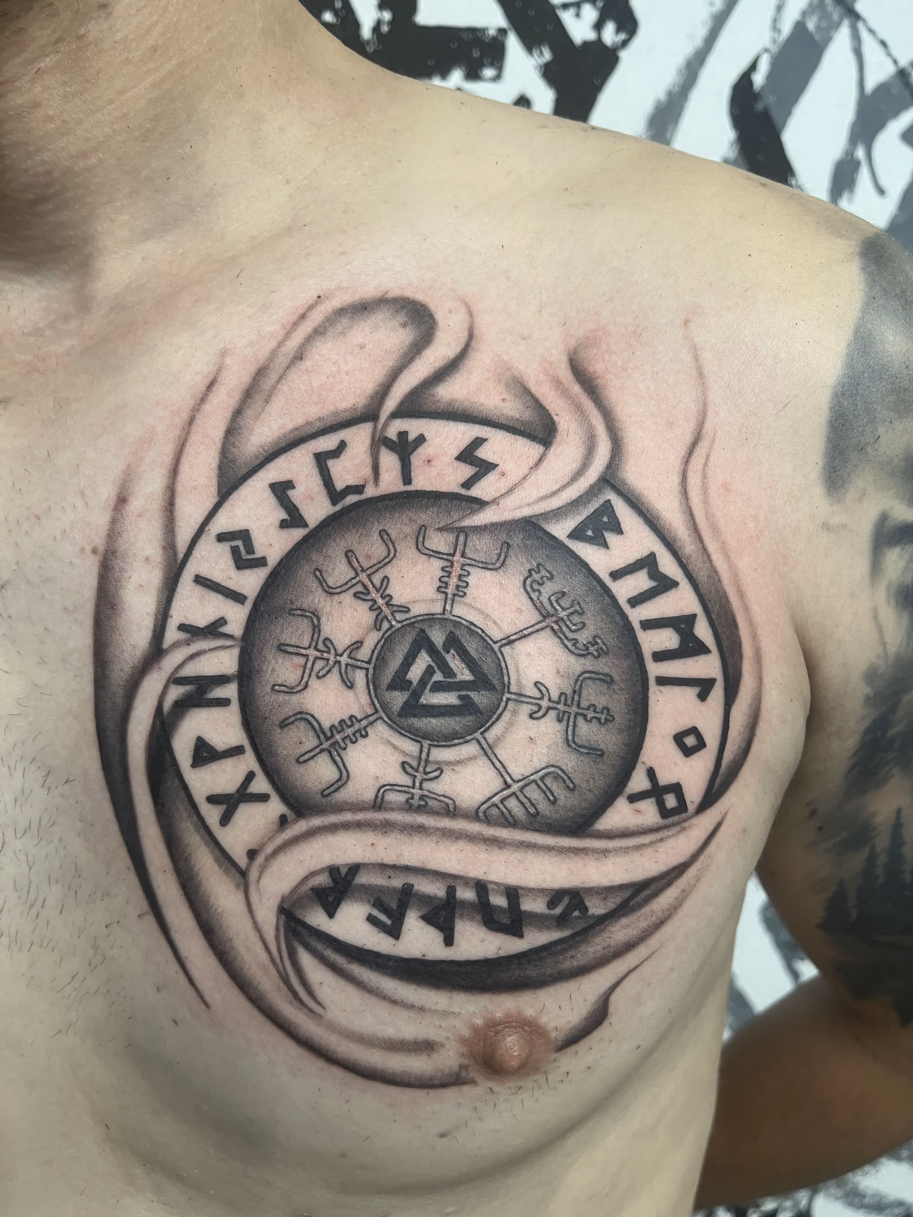 Tattoo auf der Brust mit kreisrundem Design im Tnt-Tattoo Studio in Herford am Gänsemarkt.