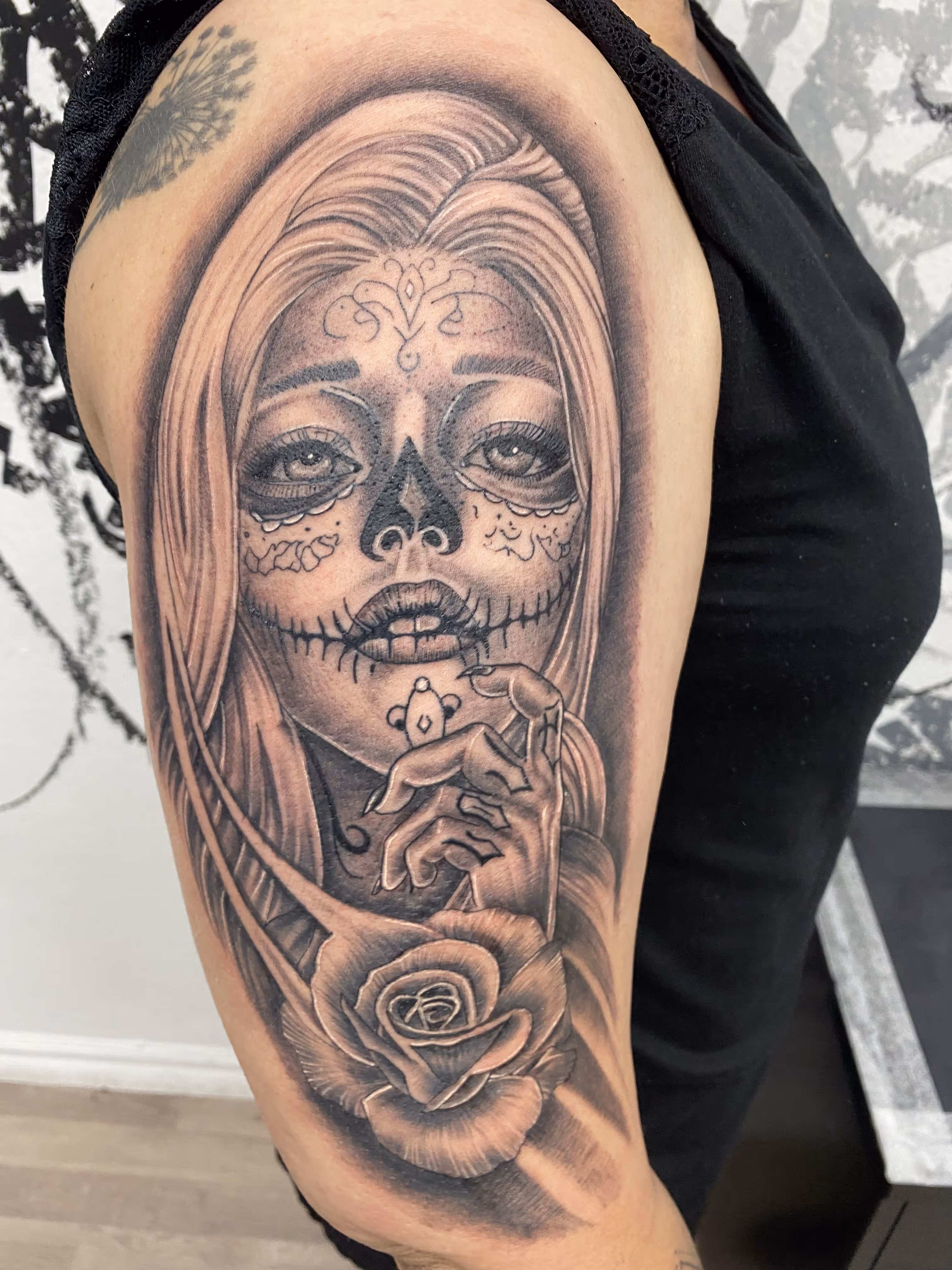 Großer Arm-Tattoo einer Frau im Tnt-Tattoo Studio in der Innenstadt Herford.