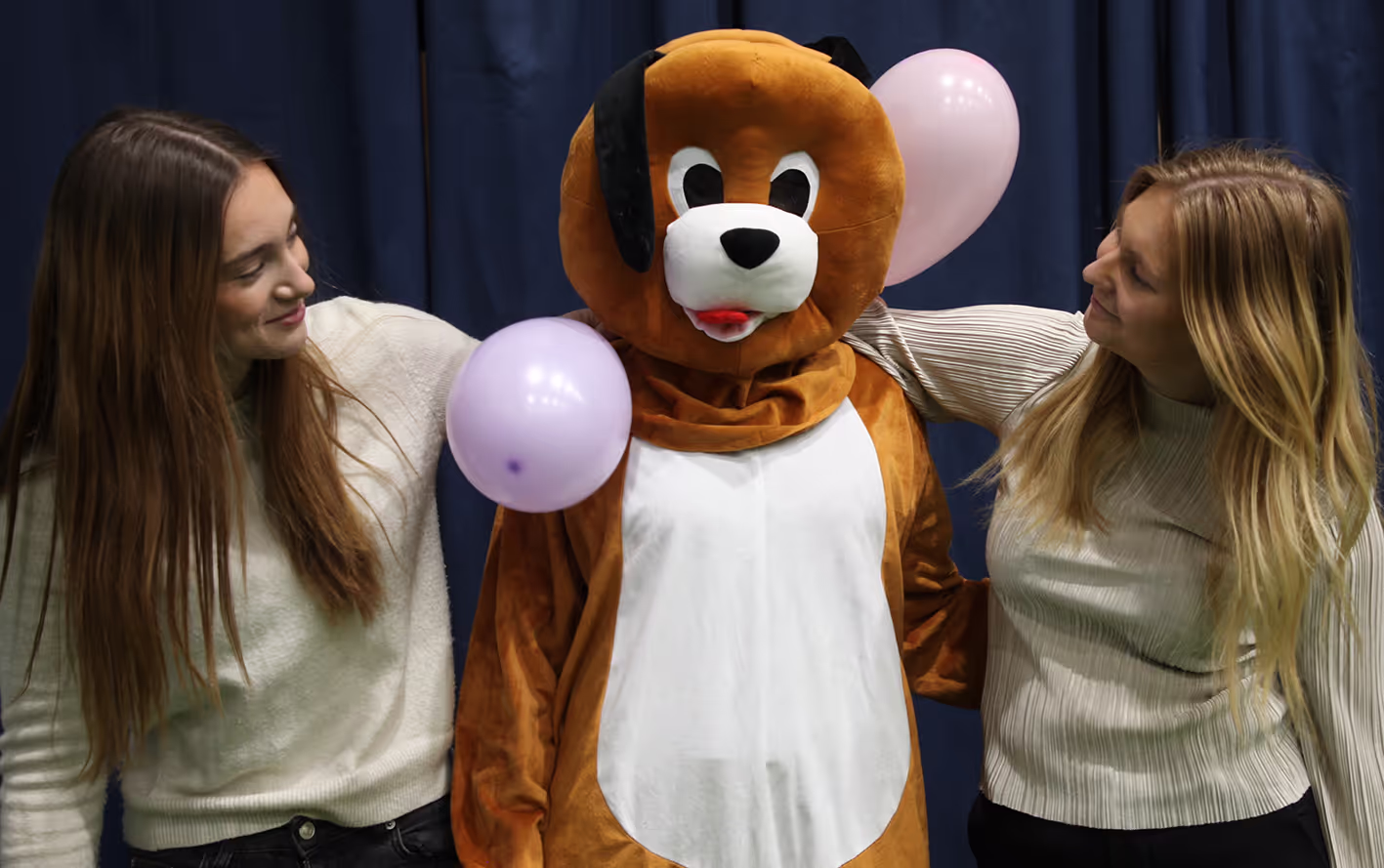 Barnkalas med bild på maskoten Eventrus och två tjejer på varsin sida av Eventrus.