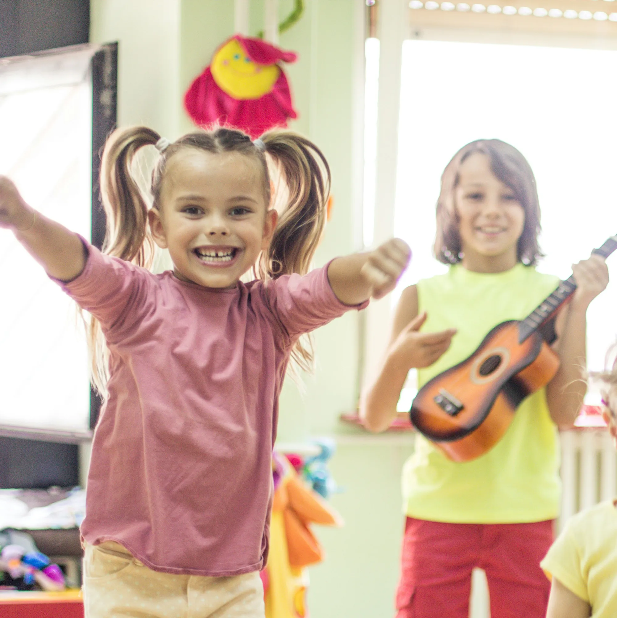 Glada barn på barnkalas.