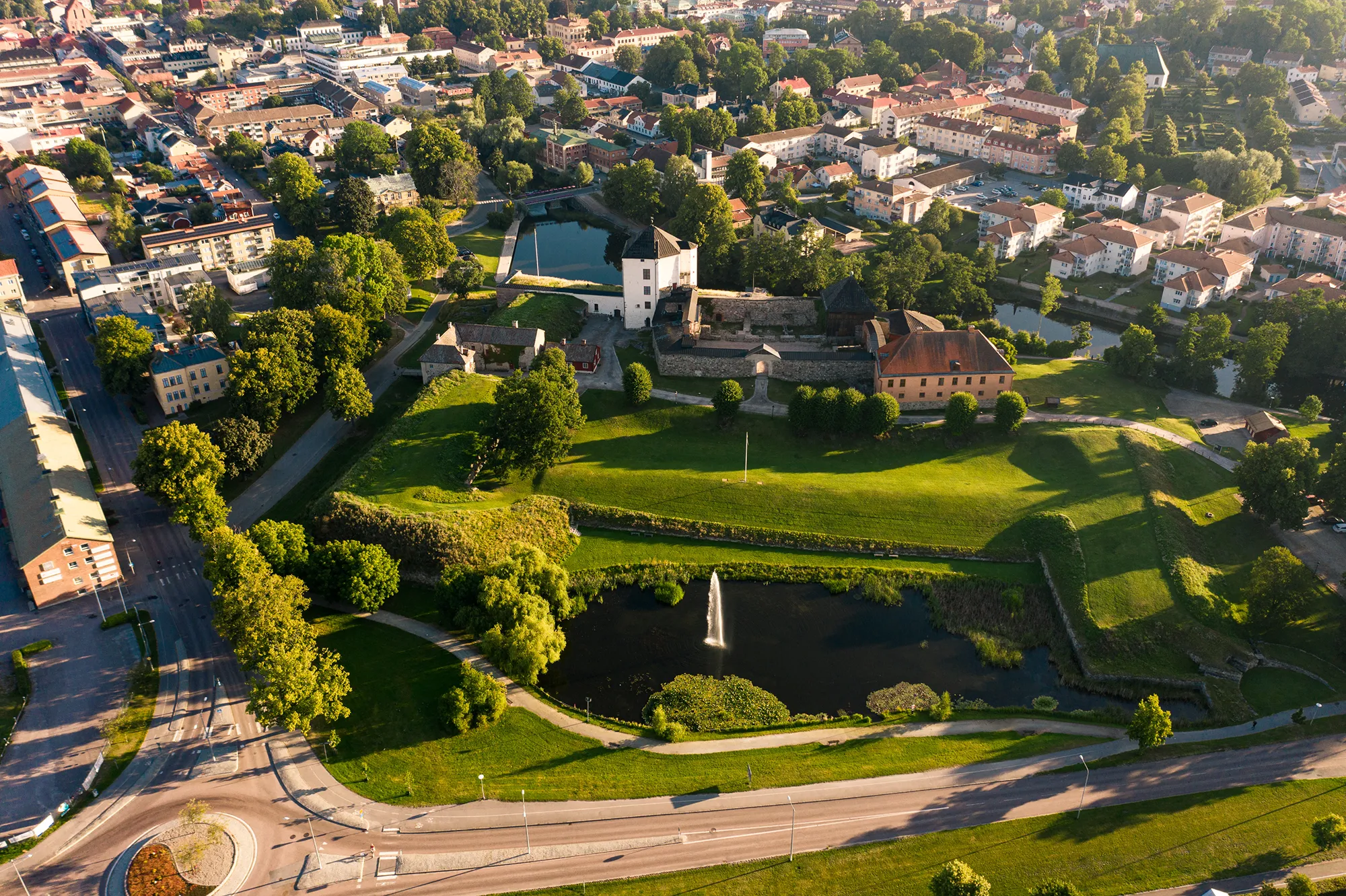 Ett drönarfoto över Nyköpings med Nyköpings Hus i fokus