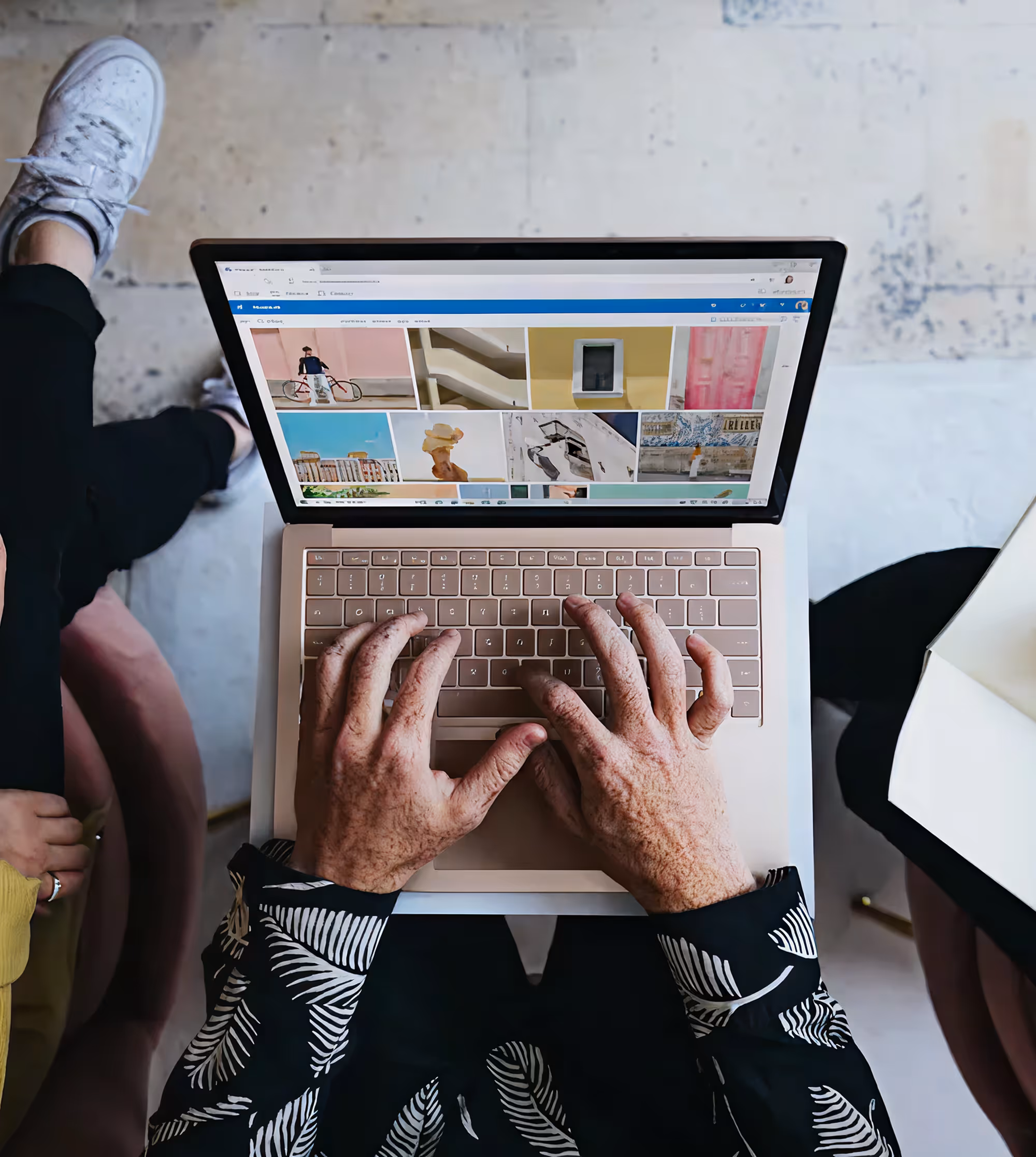 Persona utilizando una laptop para gestionar y analizar contenido digital en un entorno de trabajo tecnológico.