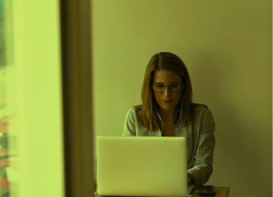 Woman wotking on a laptop