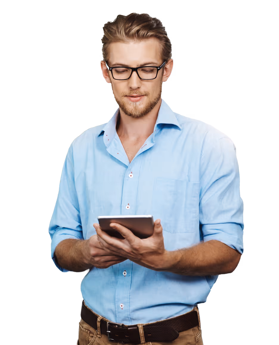 Junger Mann mit Brille und blauer Hemd, der auf ein Tablet schaut.