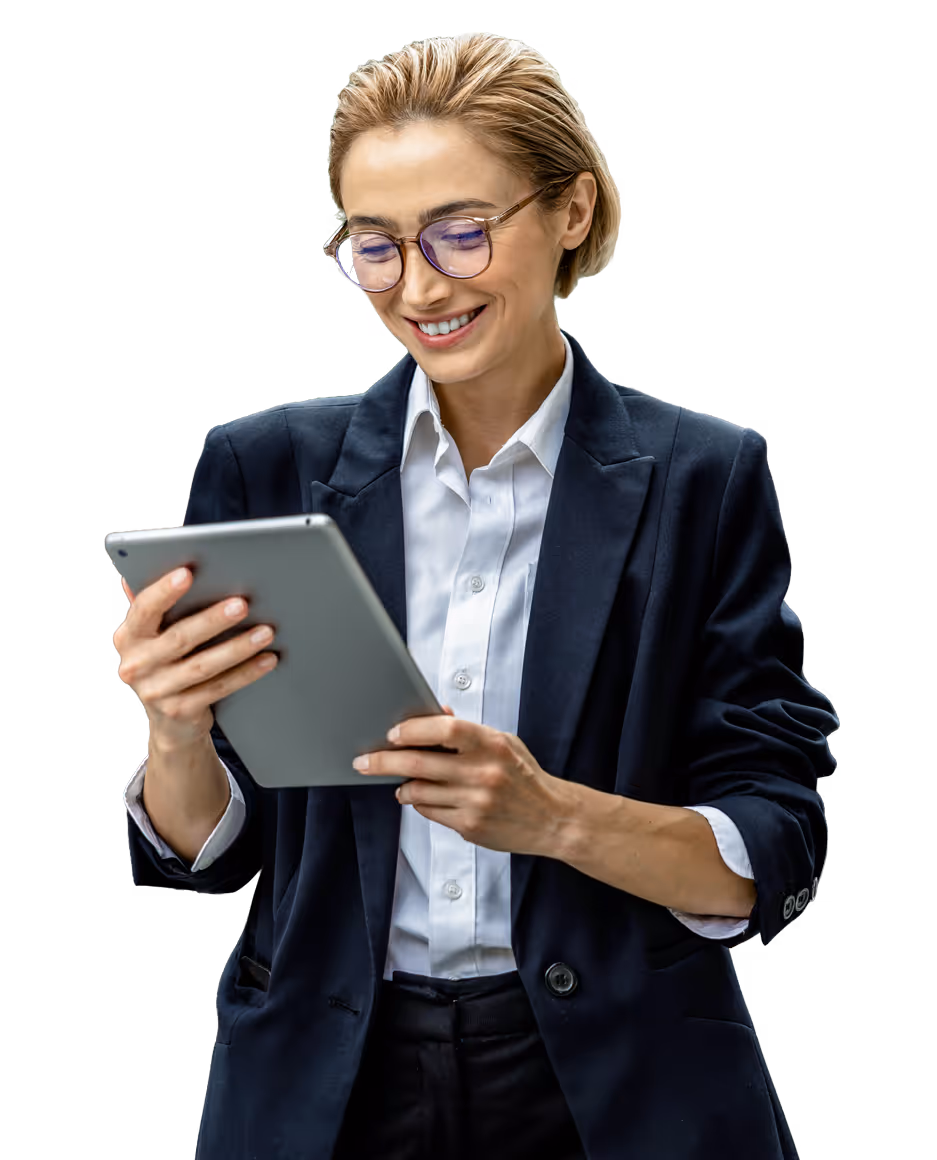 Lächelnde Frau mit Brille in dunkelblauem Blazer liest auf einem Tablet.