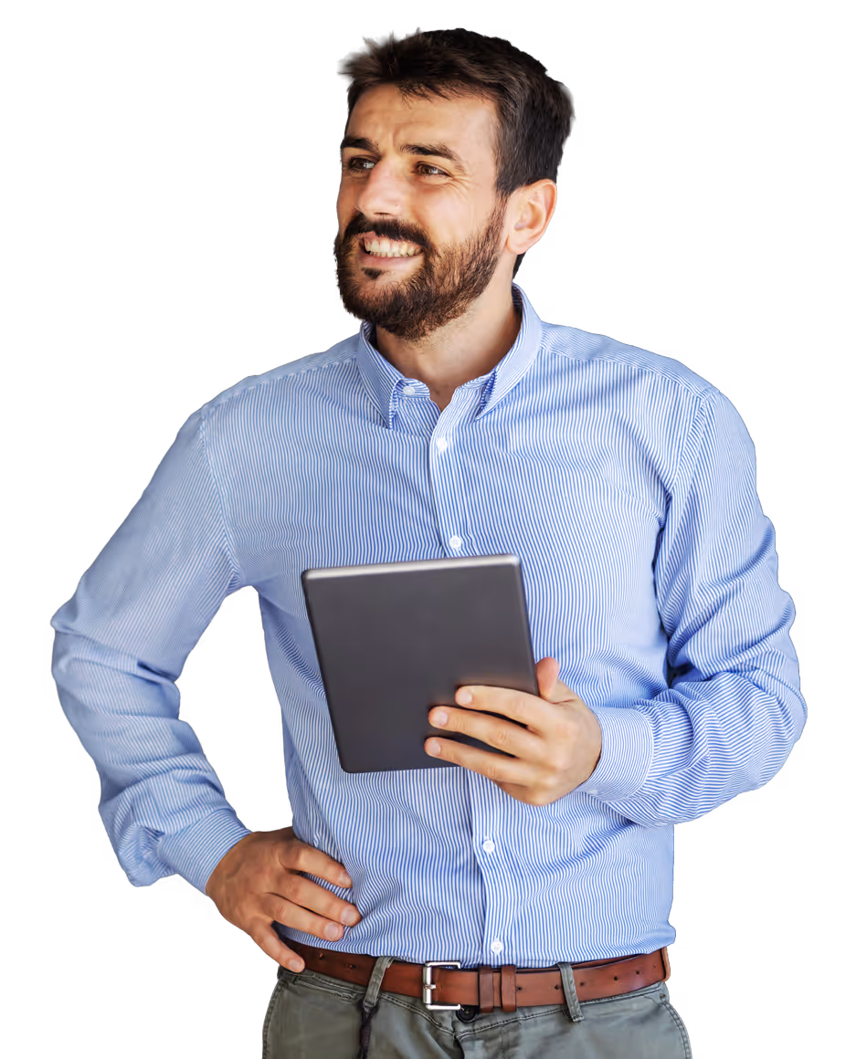 Mann mit blau gestreiftem Hemd hält ein Tablet und lächelt, während er nach rechts schaut.