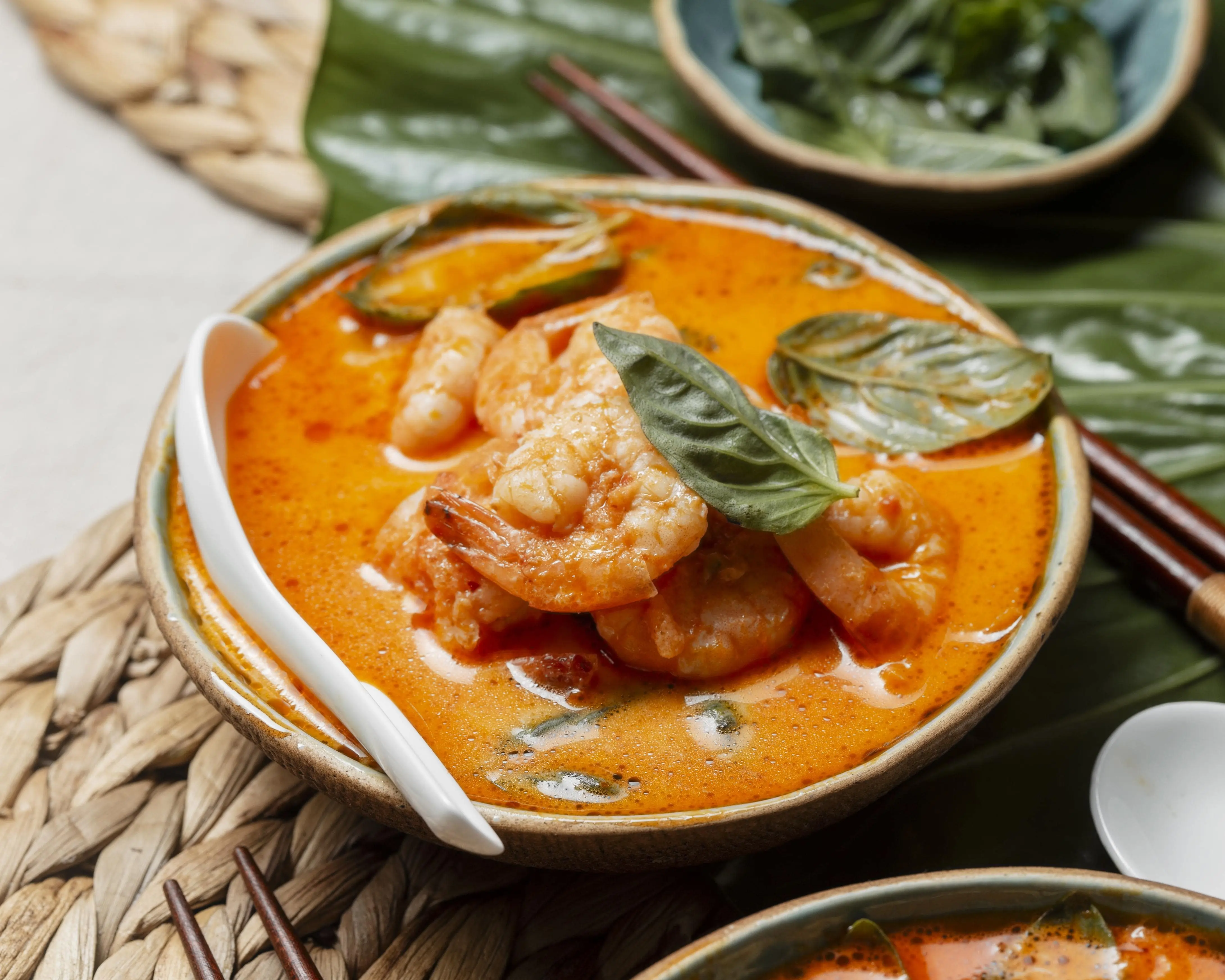 A bowl of Thai shrimp curry served fresh, reflecting the efficiency and speed of using a Thai restaurant POS system for service.