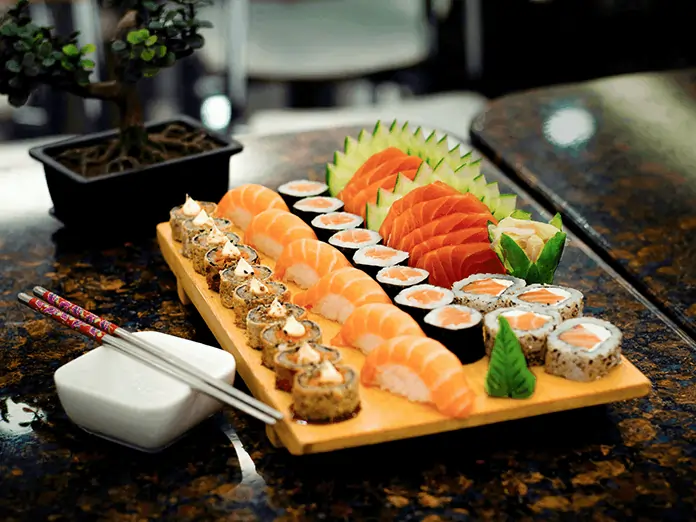 Restaurant presents assorted sushi platter and boosts customer return rate using Menusifu to deliver digital coupons.