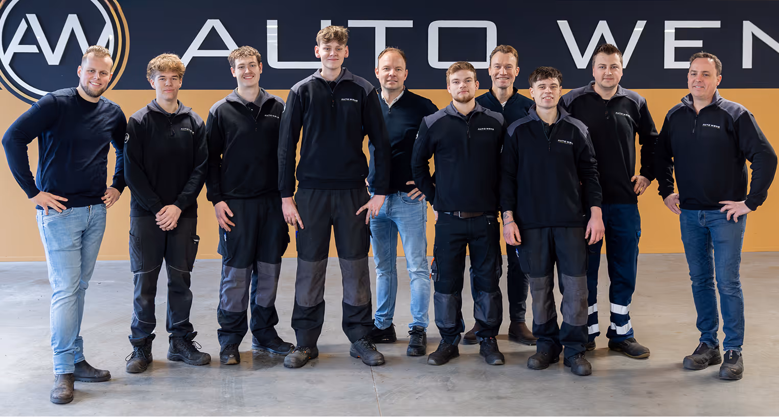 Het team van Auto Wens in de showroom in Garyp