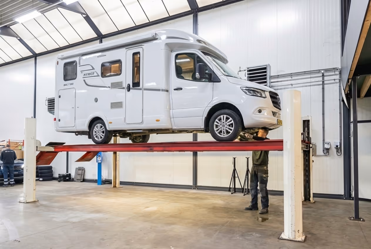Een camper op de speciale camperbrug van Auto Wens