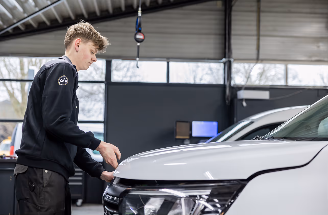 Het pand van Auto Wens, nabij Garyp en Warten