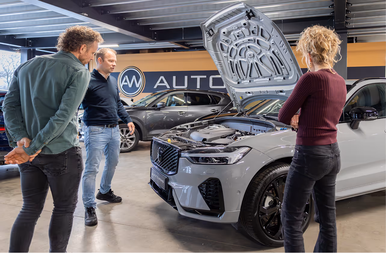 Een verkoper legt de voordelen van een grote beurt uit aan een echtpaar