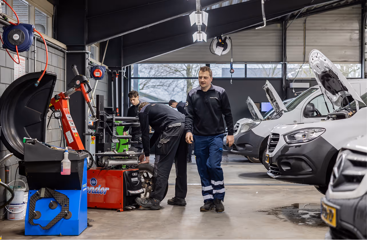 De werkplaats van Auto Wens waar meerdere monteurs werken