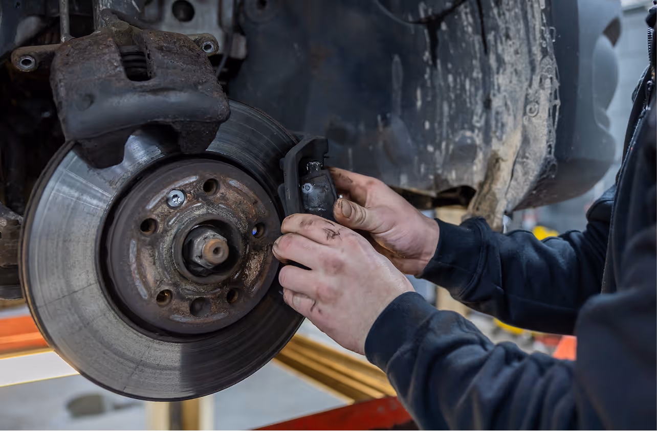 Een remschijf wordt vervangen door een automonteur van Auto Wens
