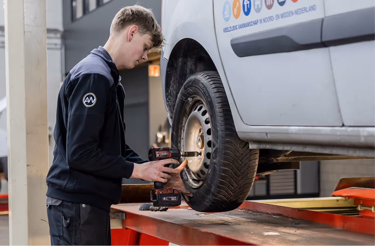 Een monteur wisselt de banden van een bedrijfswagen bij Auto Wens