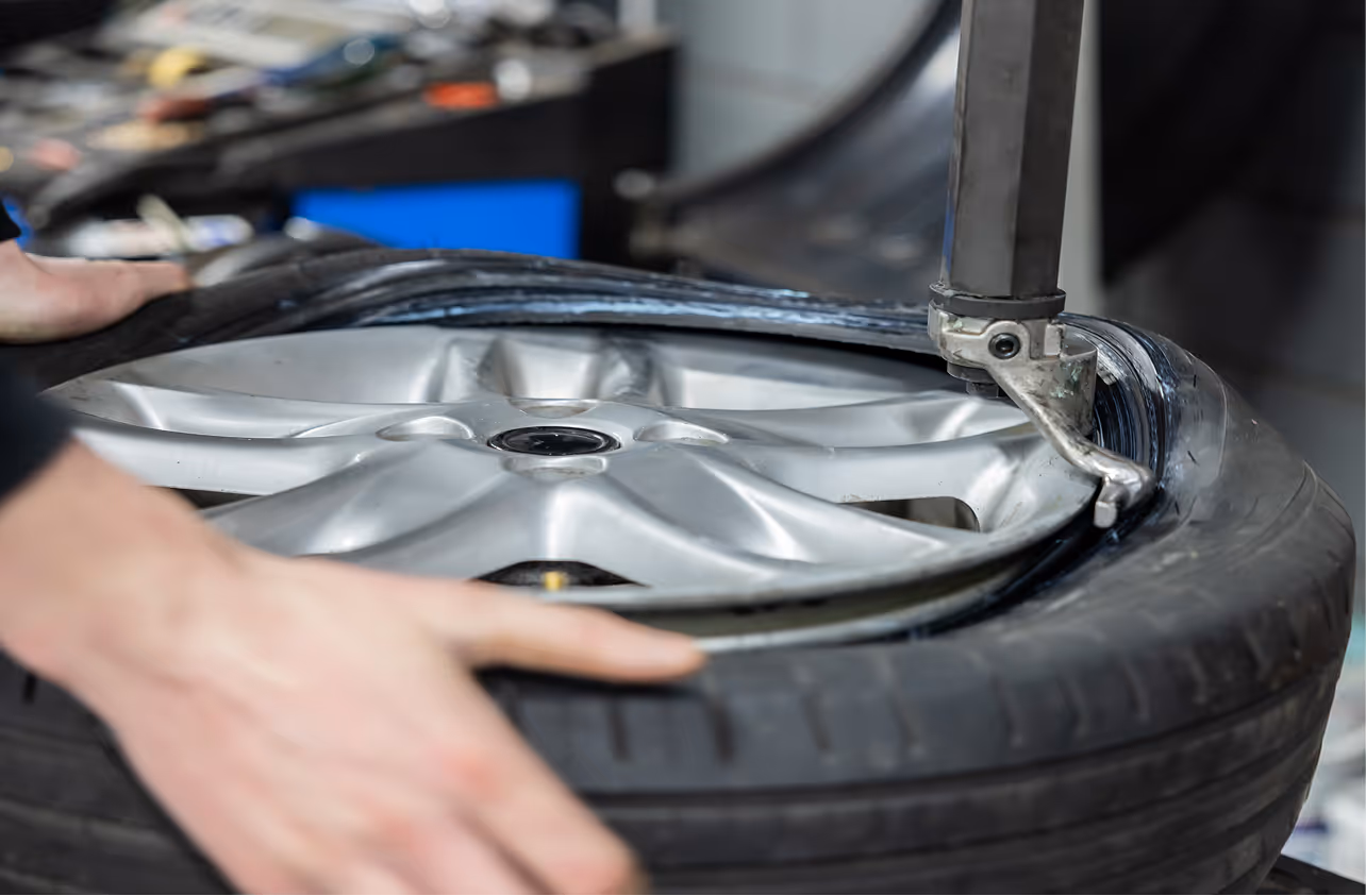 Winterbanden worden geplaatst om een velg van een klant van Auto Wens