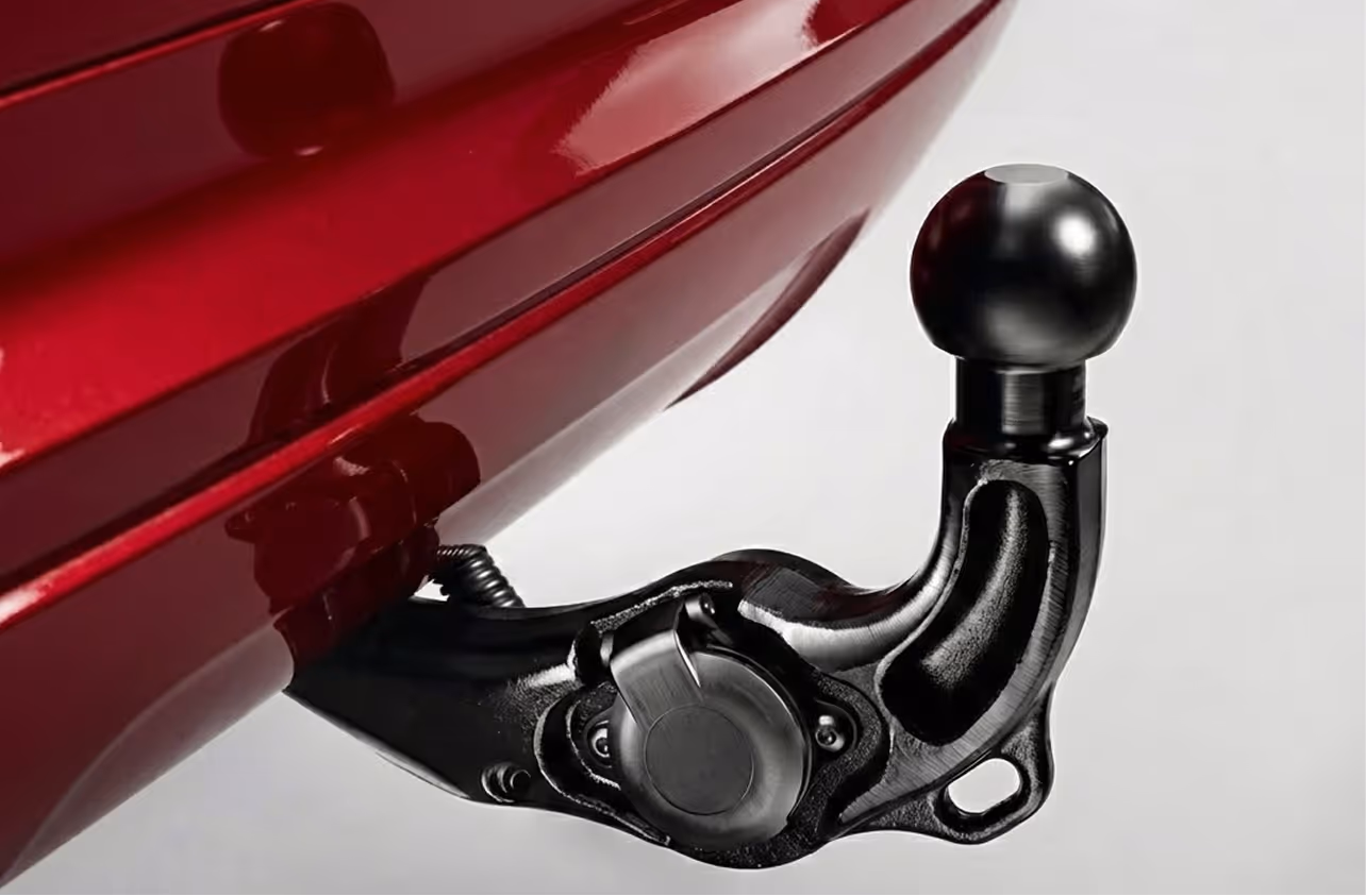 Een grotere bestelbus staat op een speciale bedrijfswagen autobrug in de werkplaats