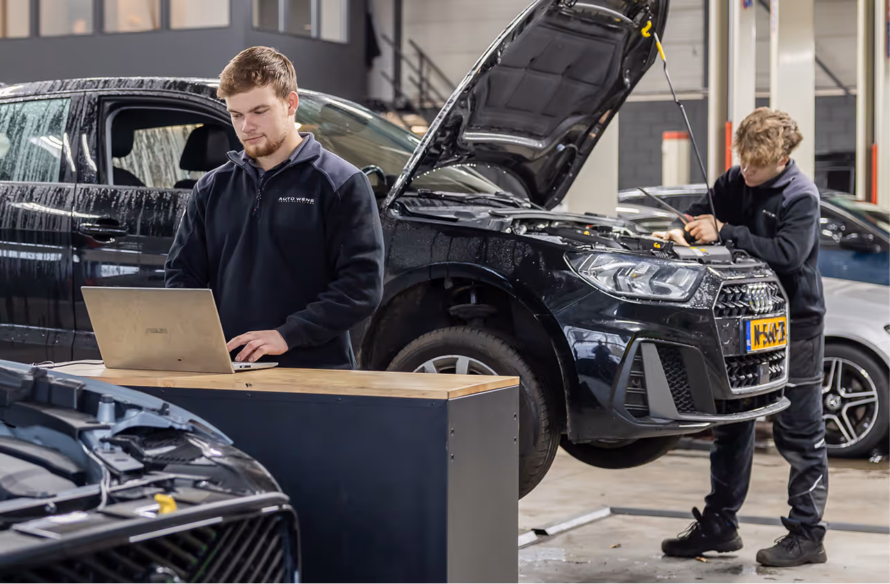 De Auto Wens monteurs voeren vakantiechecks uit bij personenauto's