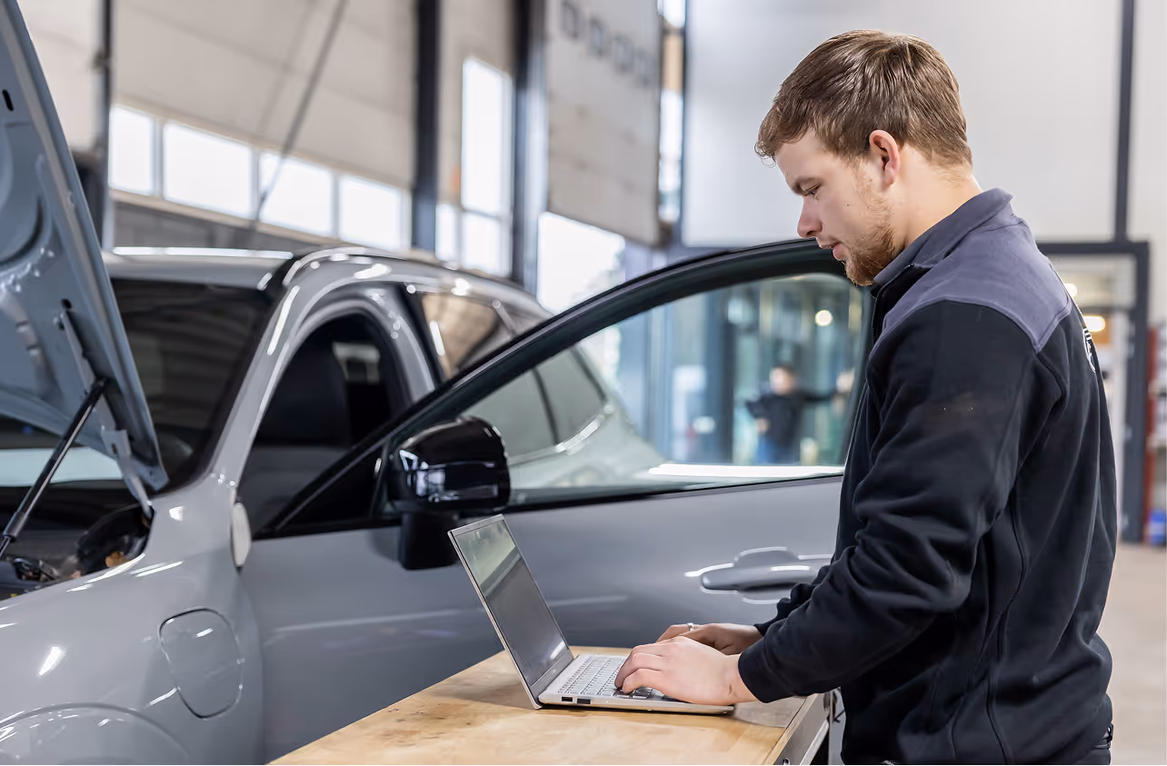 Een auto wordt uitgelezen met een laptop, zodat er een storingsdiagnose plaats kan vinden door de monteur