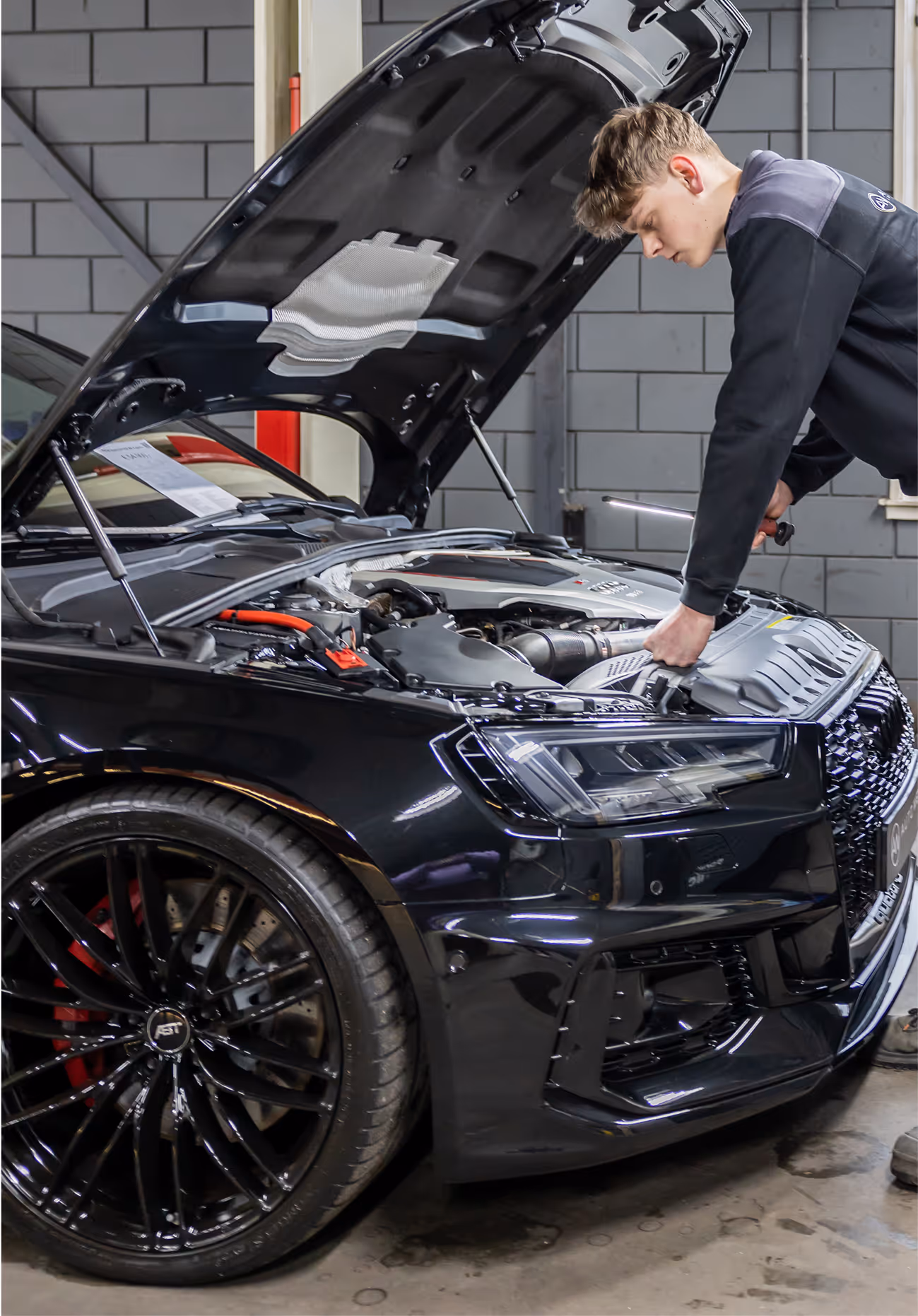 Een Zwarte Audi S4 occasion ondergaat een aankoopkeuring bij Auto Wens