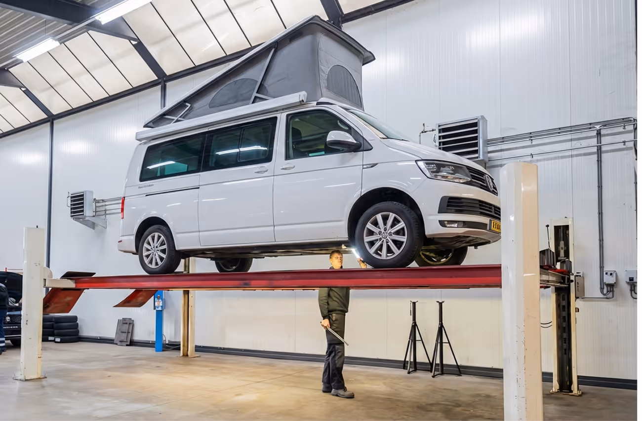 De showroom van Auto Wens met bezoekers uit Warten