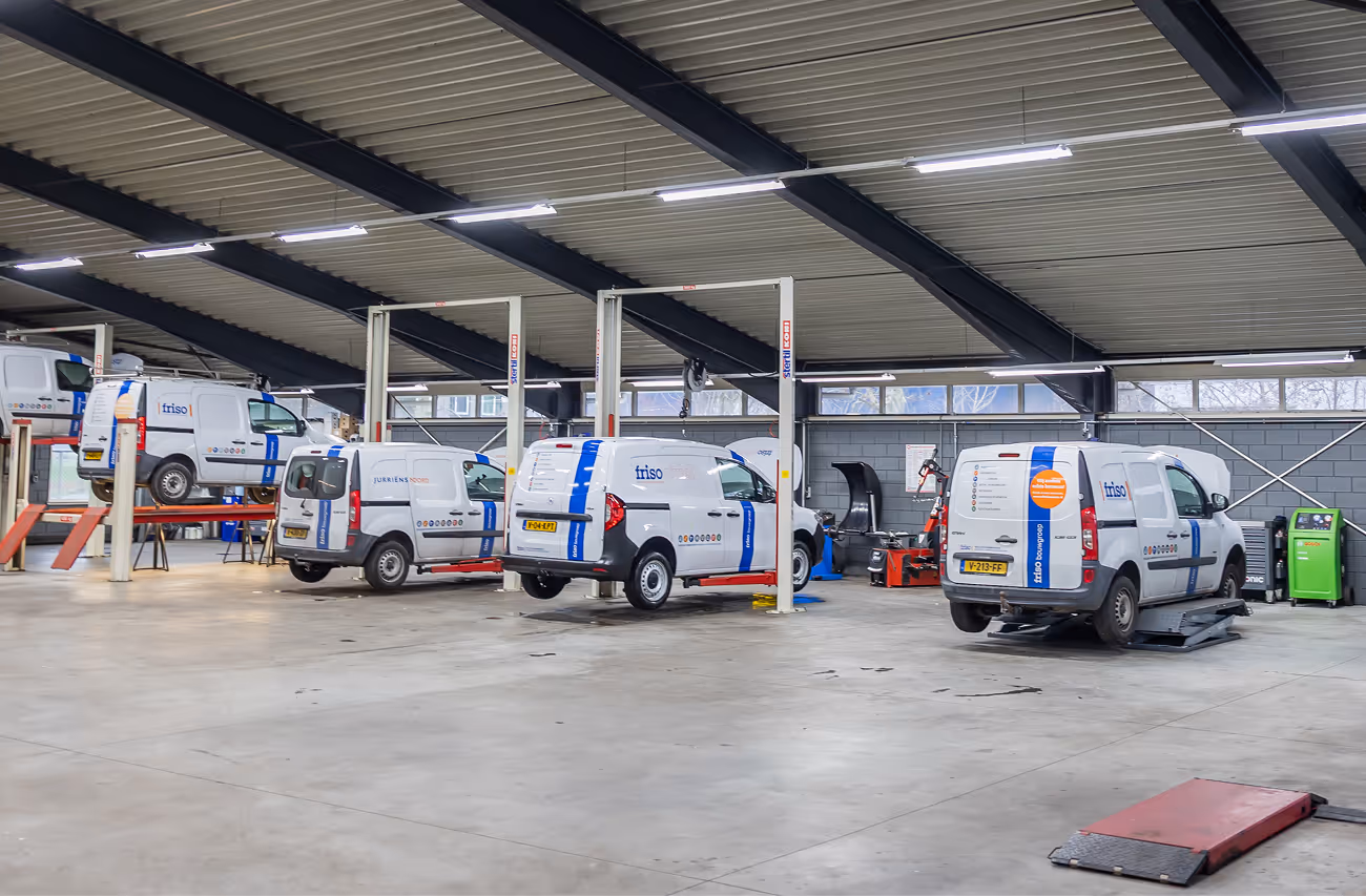 Een wagenpark met bedrijfswagens in het garagebedrijf