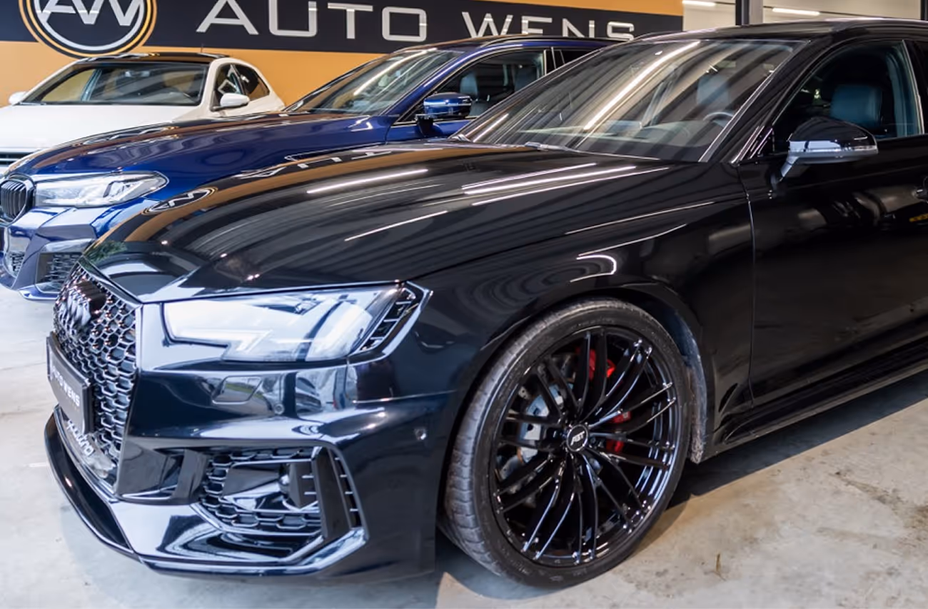 Een zwarte Audi in de showroom van Auto Wens