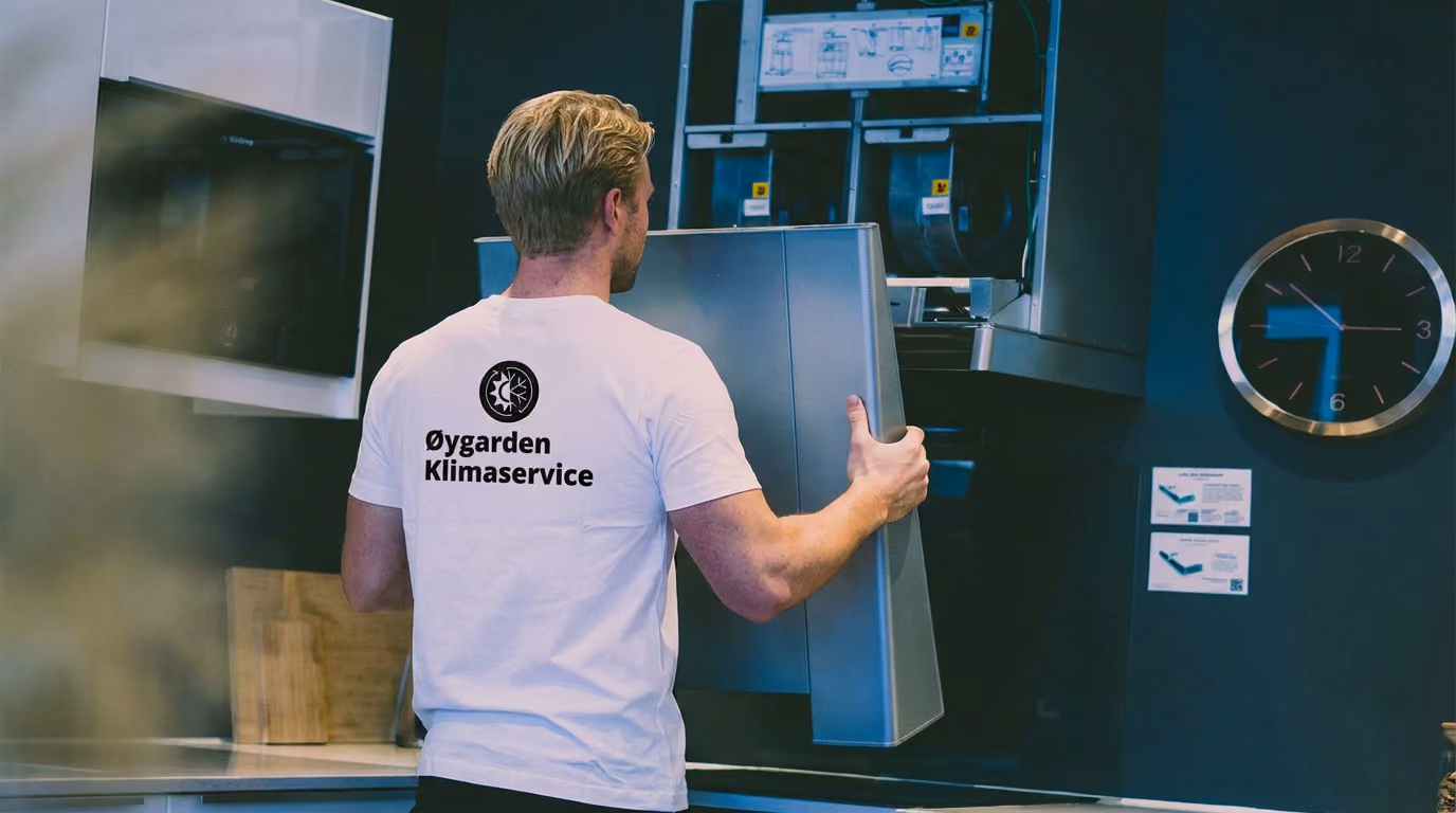 Tekniker fra Øygarden Klimaservice utfører service på ventilator/avtrekk i bolig i Bergen