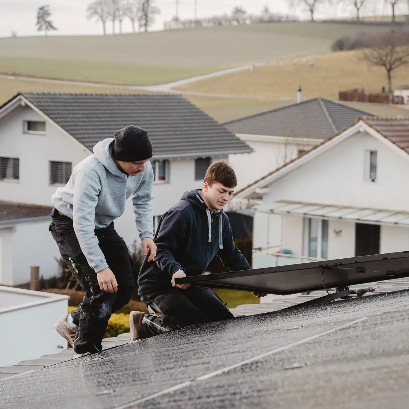 Montage eines Solarmoduls auf einem Hausdach in Riggisberg.