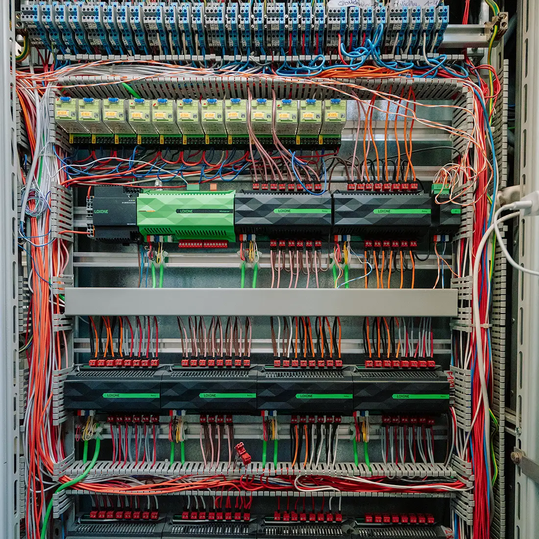Loxone Gebäudeautomation in der Schaltanlage – sauber verdrahtete Steuerung und Module.